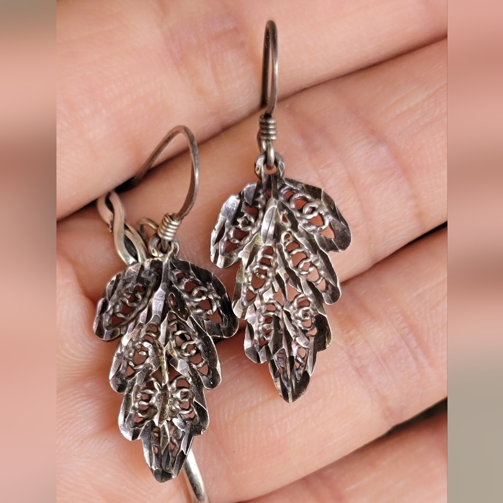 Vintage 925 sterling silver filigree diamond cut leaves earrings